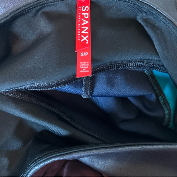 Spanx Faux Leather Navy Blue Stripe 7/8 Length Leggings Size Small Pants - Picture 7 of 10